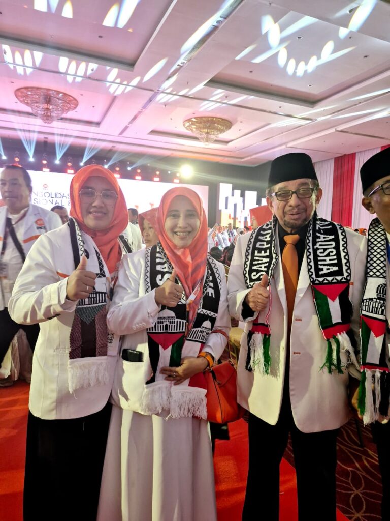 Hj. Meity Rahmatia berfoto dengan Ketua Dewan Syuro PKS, Habib Salim Segaf Al Jufri.