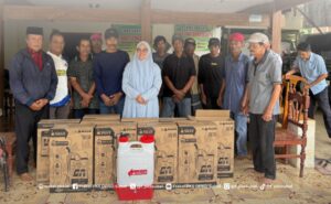 Nur Hasbiah Main Serahkan Bantuan Pemprov Sulsel kepada Masyarakat Kabupaten Barru