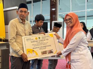 Nur Hasbiah Main Bersama Bupati Andi Ina Serahkan Bantuan Alsintan kepada Petani Barru