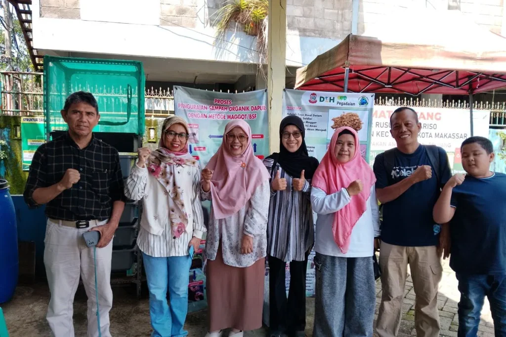 Suasana foto bersama di KSM TPS 3R Rusunawa di Kecamatan Mariso, Kota Makassar.