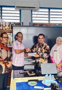 Kepedulian Almamater, Mallarangan Tutu dan Alumni Angkatan 90 SMPN 1 Takalar Donasikan Bantuan Perbaikan Masjid Sekolah