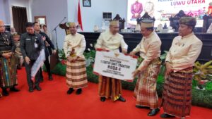 Gubernur Sulsel Bersama Andi Syafiudin Serahkan Bantuan Alsintan pada HUT ke-27 Luwu Utara